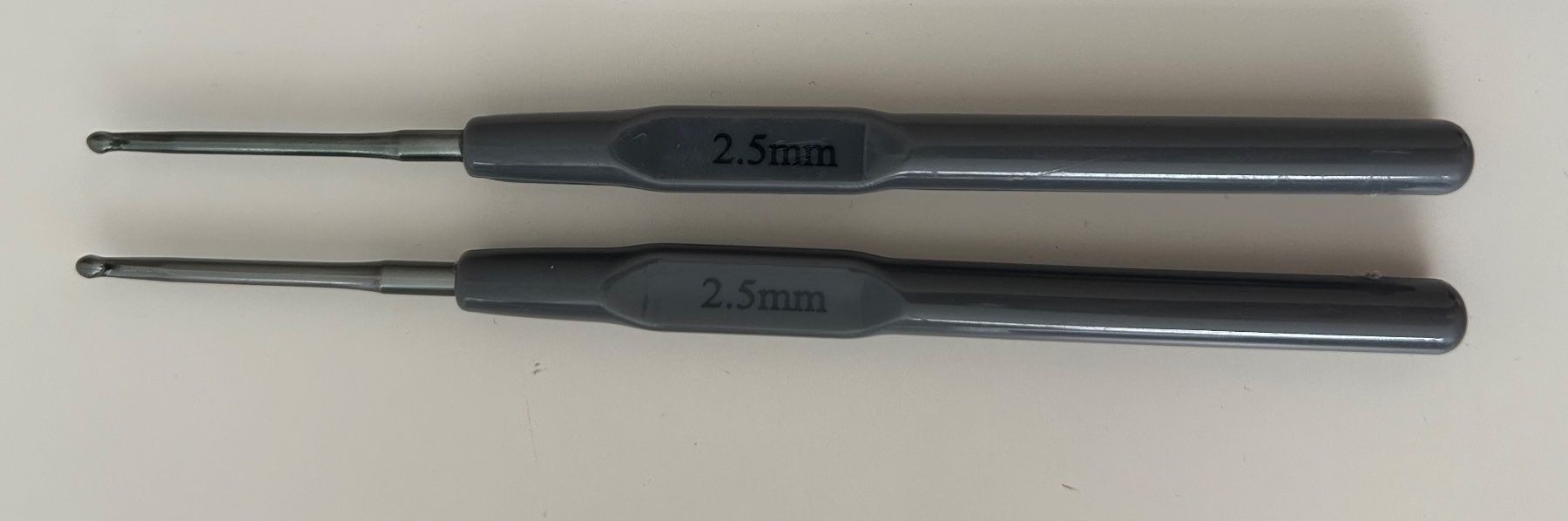 Nadeln: 2x Häkelnadel 2.5mm – Gebraucht aus Geneve von vane267