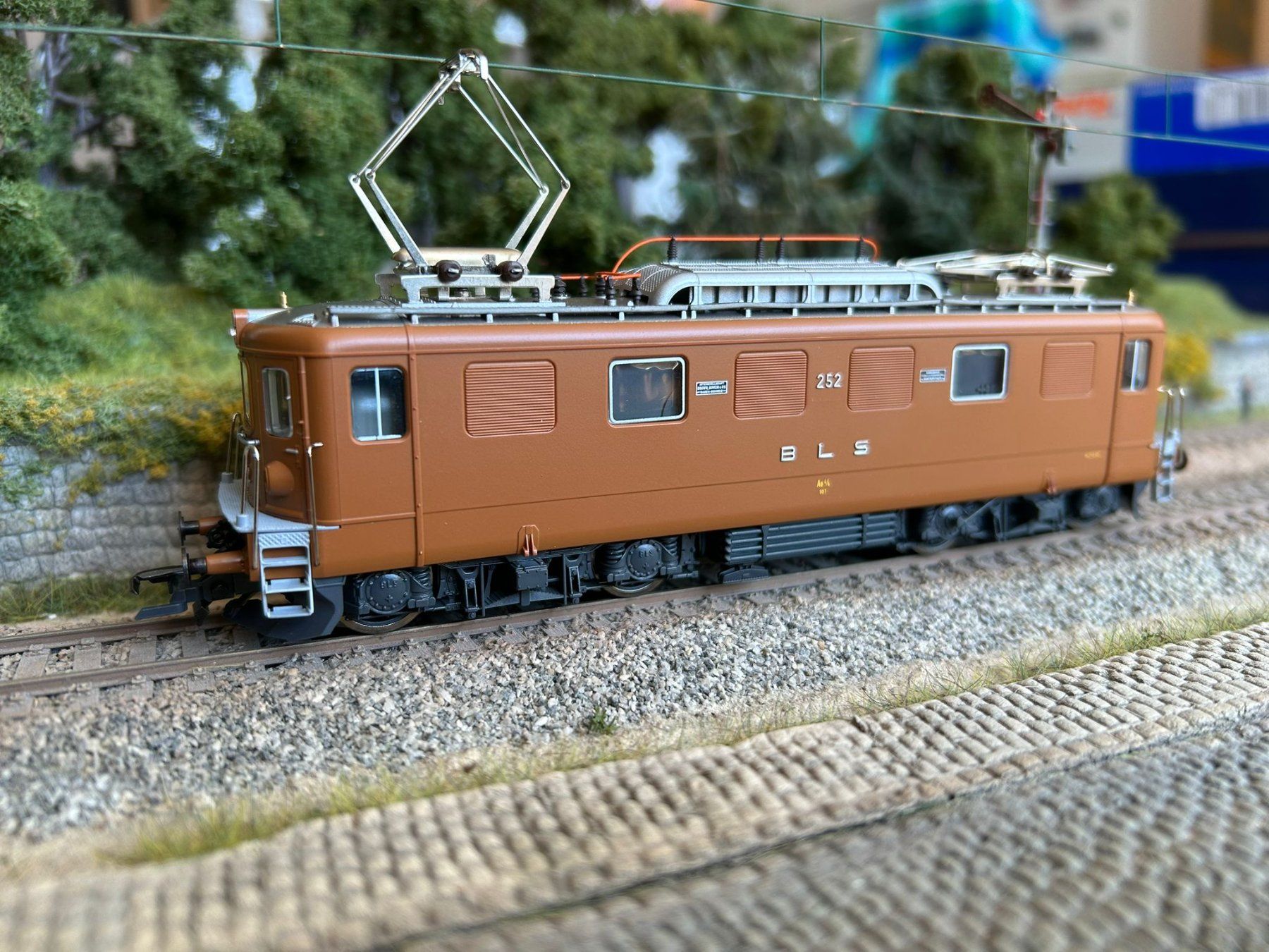 Roco Trains électriques: Roco 63883, BLS Ae 4/4 252 braun – Neuf avec emballage d'origine à Yverdon-les-Bains par far_cs8v