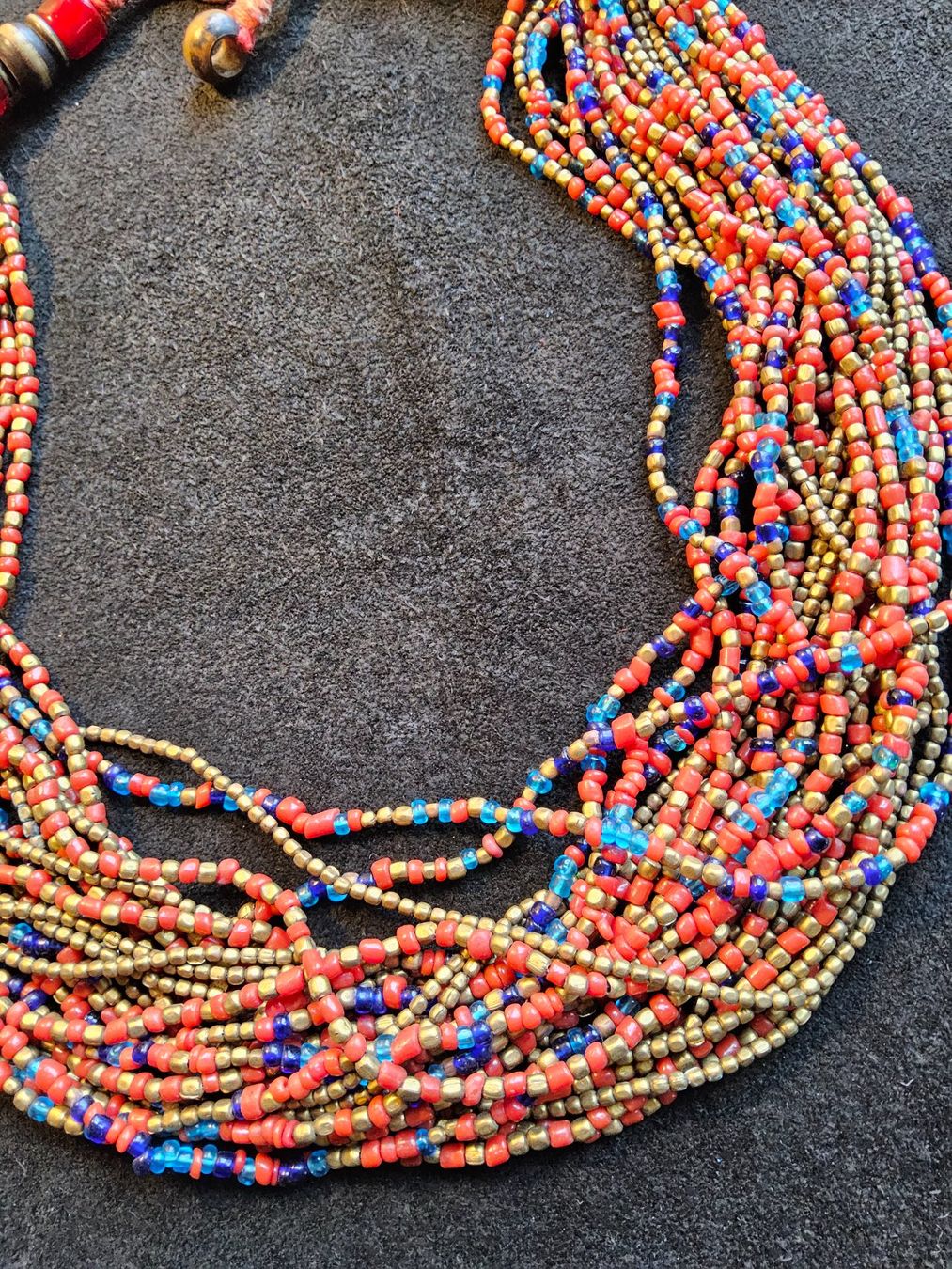 Catenine: Vintage 27strängiges BOHO Perlchen Collier – Usato da Zürich venduto da SciTec
