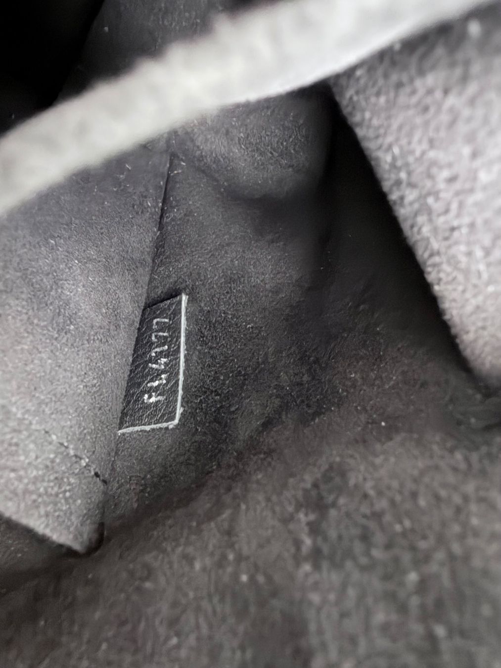 Louis Vuitton Borse da donna: Louis Vuitton MyLockMe Rivets Noir – Usato da Reinach AG venduto da RobbisB 9