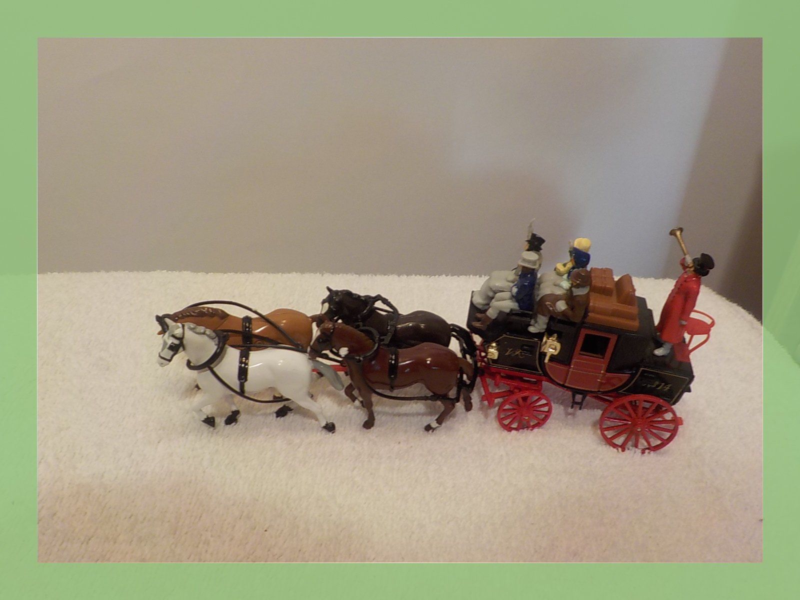 Calèches: Matchbox Pferdegespann Kutsche mit Figuren neuwertig – Neuf avec emballage d'origine à Bülach par Freieck