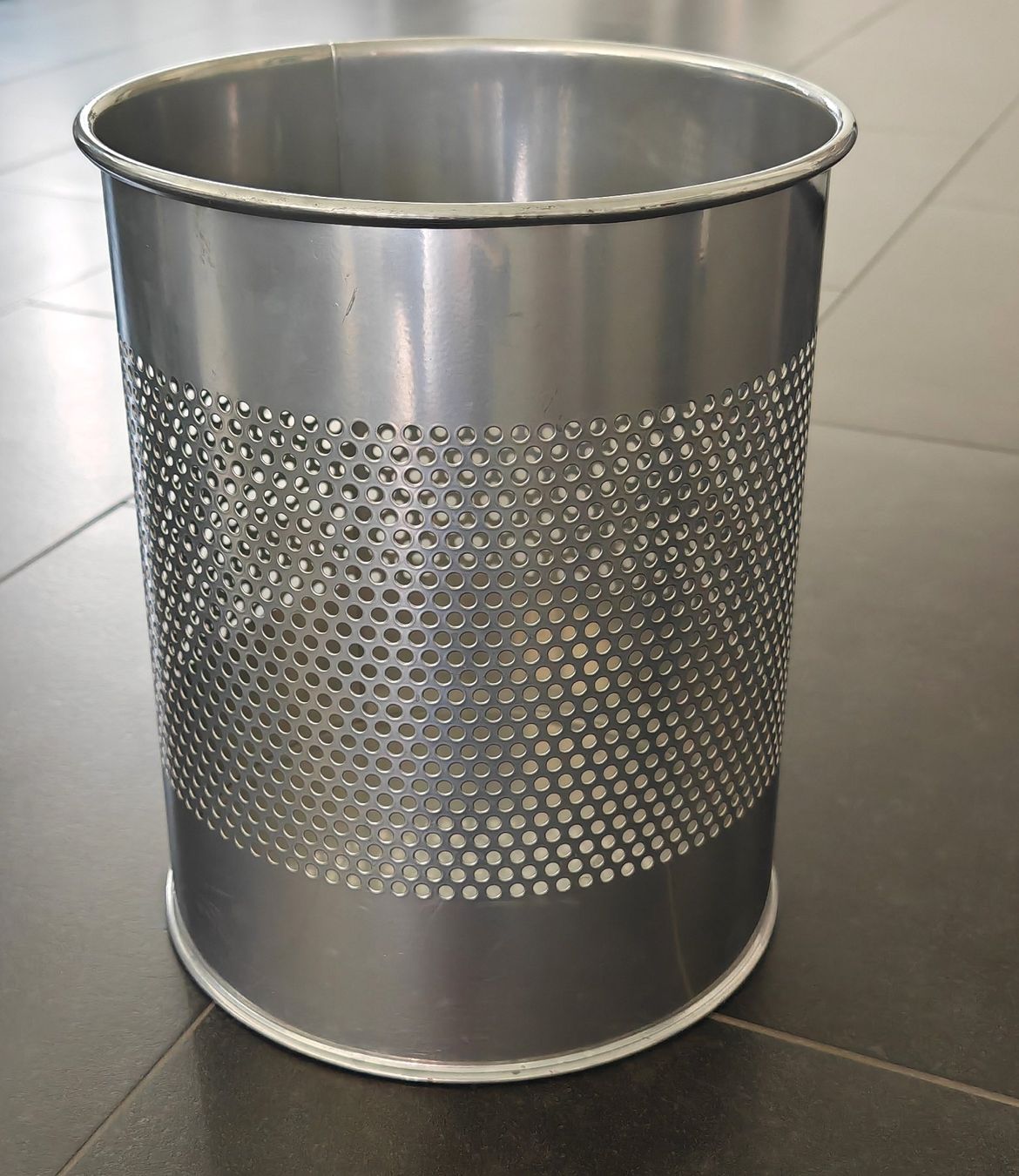 Cestini per rifiuti: Papierkorb aus Metall - chrom 32 x 26 – Usato da Pfäffikon SZ venduto da smartswiss17