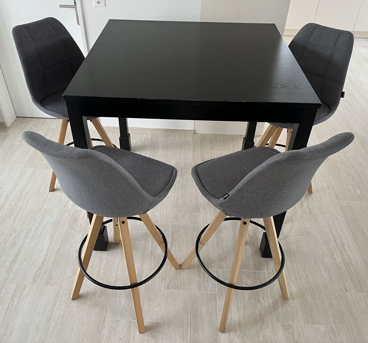 Set di tavolo e panche: Hochtisch inkl. 4 Hochstühlen – Usato da Dübendorf venduto da eil_x22s