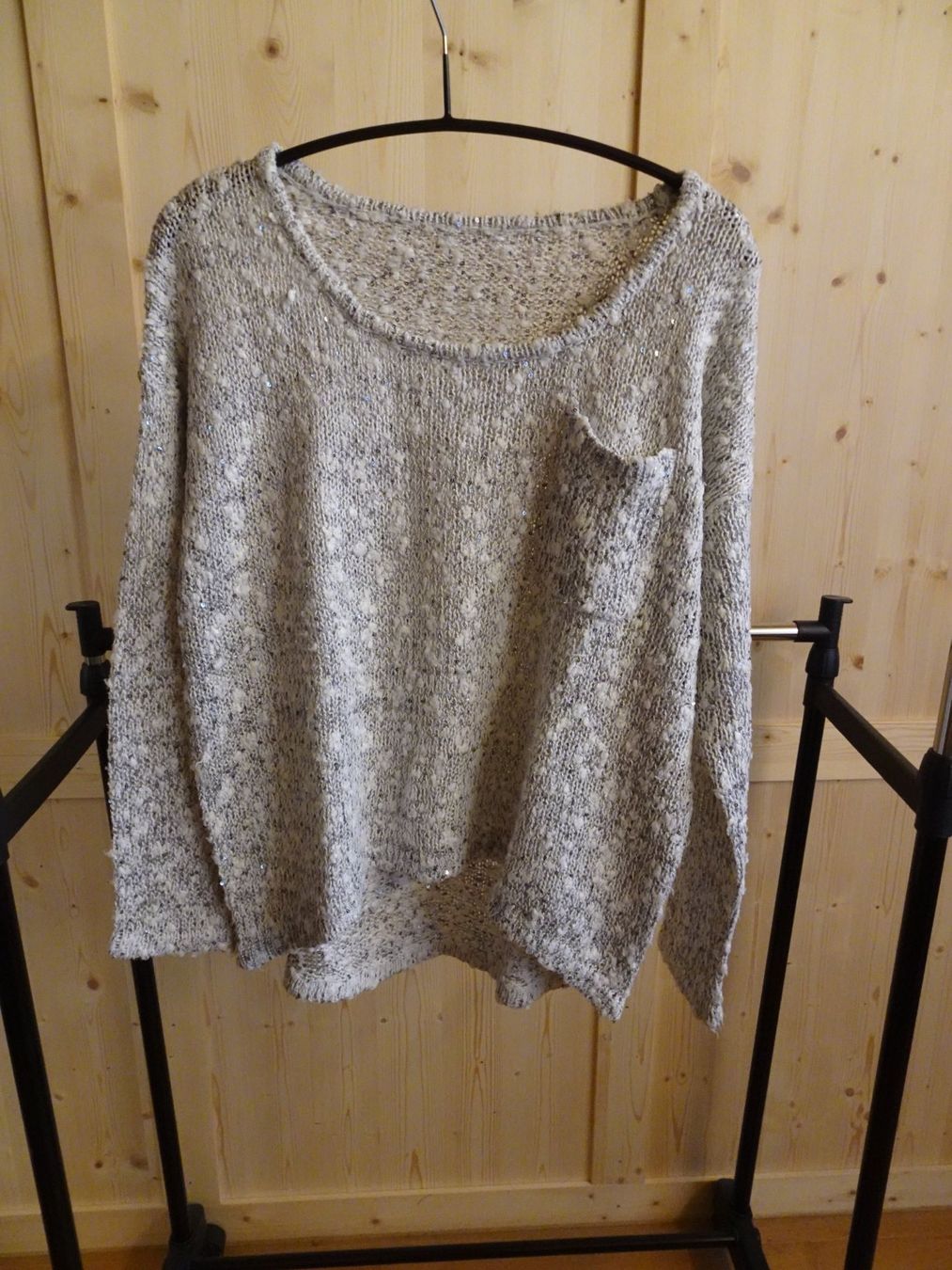 Pullover & Sweatshirts: Grauer-weisser Strick Pullover mit Pailletten Gr. M - 230150 – Gebraucht aus Küssnacht am Rigi von Good4Deckeli