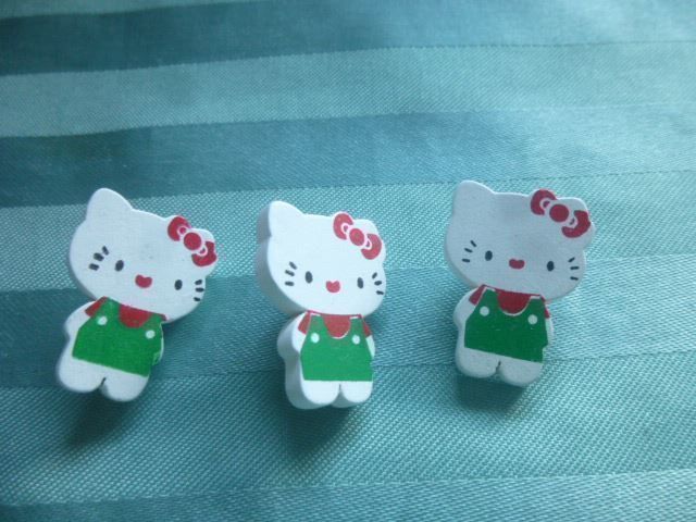 Knöpfe: 13 Hello Kitty Holzknöpfe – Neu und originalverpackt aus Hinwil von Glasperlen 1