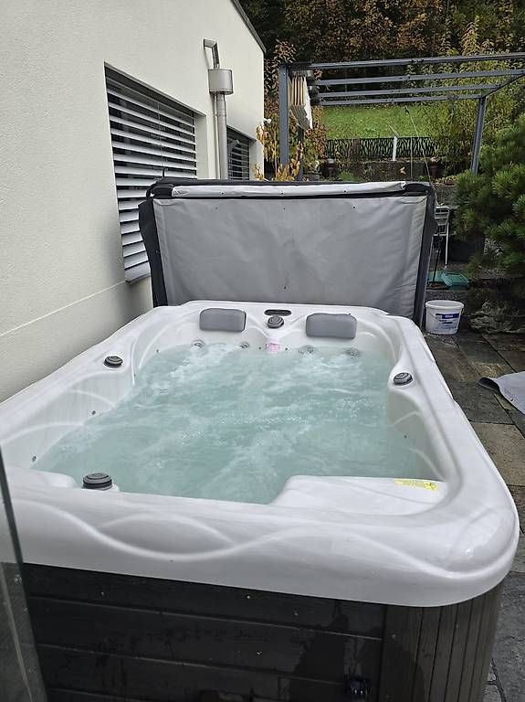 Jacuzzi Whirlpool: Whirlpool – Gebraucht aus Rothrist von Bazo69