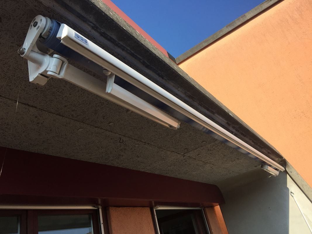 Stobag Tende da sole: STOBAG store SIGMA S7000 de 3.5 x 2.5 m – Usato da Thielle venduto da Plusvalue_Neuchatel 2
