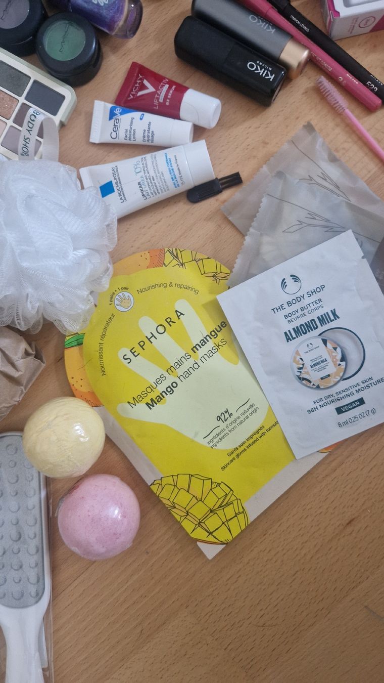 Make-up: Beauty & Accessoires Set teils neu – Usato da Luzern venduto da Antu92 4