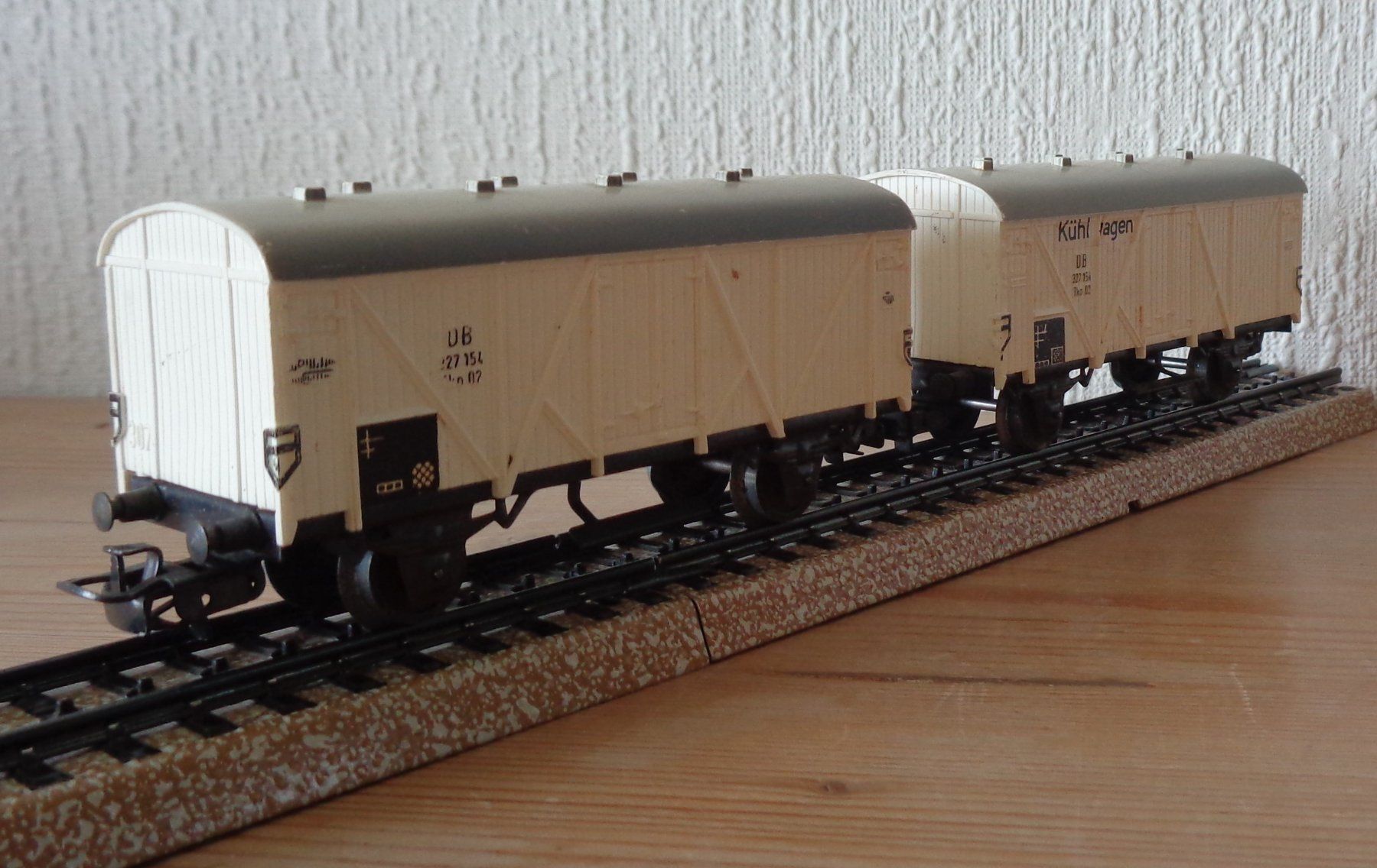 Märklin Modelleisenbahnen: Märklin, 2 Kühlwagen DB, H0 – Gebraucht aus Arbon von lyres 1