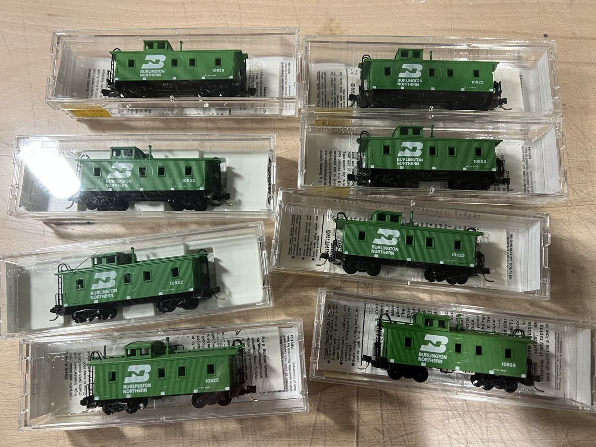 Burlington Modellini di ferrovie: Micro-Trains Burlington Northern , Caboose – Usato da Dübendorf venduto da Troggy