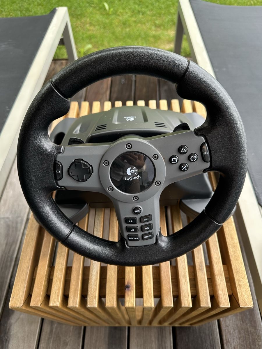 Logitech Manettes: Driving Force Wireless Lenkrad Logitech - PS3 und PC – D'occasion à Obersteckholz par RenMor