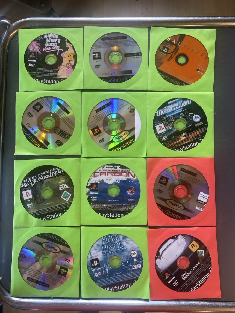 Spiele: 32 PS 2 Spiele und 2 Controller  – Gebraucht aus Solothurn von Bebbimich0 1
