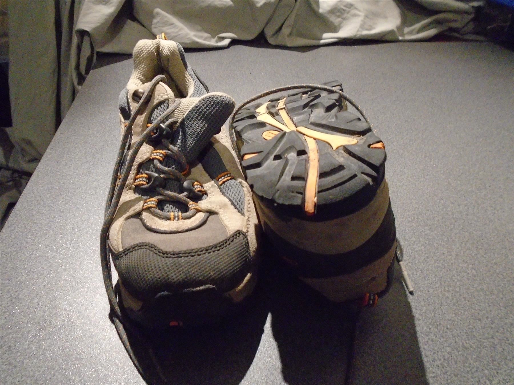 Meindl Scarpe per ragazzi: Wanderschuh Grösse 35, Meindl, grau Tön – Usato da Zürich venduto da abraxas1291