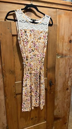 Sommerliches Kleid mit Blumenmuster und Spitze, Grösse M