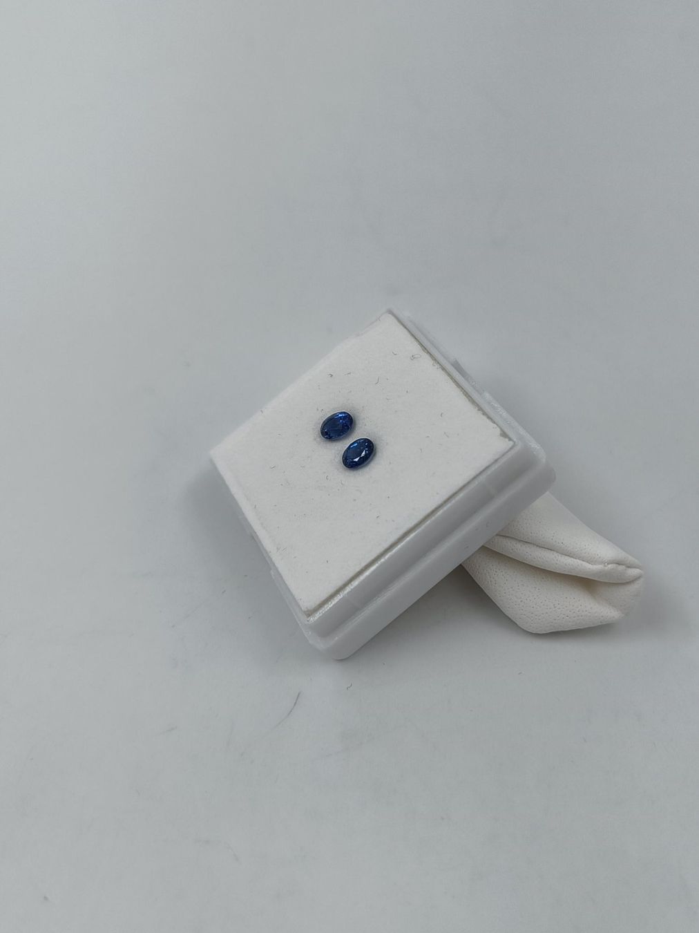Edelsteine: 2 BLAUE OVALE SAPHIRE 0.96 CT. – Gebraucht aus Luzern von EdiGem 1