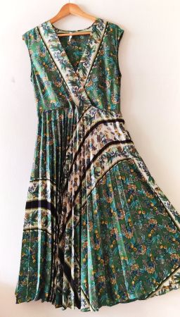 MANGO MNG Plissee Kleid Dress Robe Blumen Garten Gr.M NEU