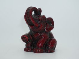 Dunkelrote Elefantenfigur