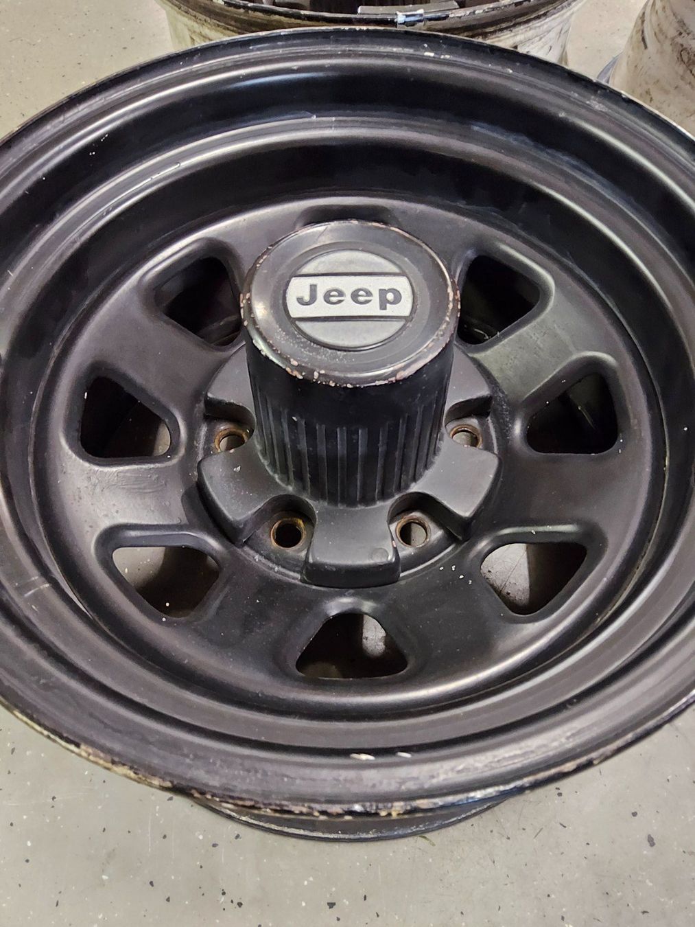 Jeep Felgen: FSJ, 4 Originalräder mit Original-Naben. – Gebraucht aus Bulle von pabensen 3