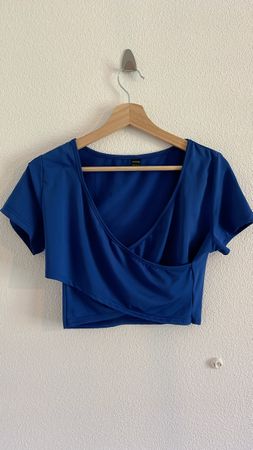Crop top bleu avec devant croisé.