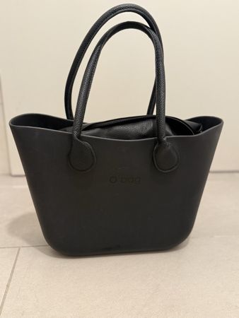 Schwarze O Bag Tasche