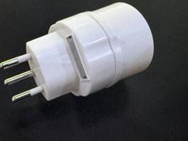 Reiseadapter, Eingang: Schuko + USA auf Ausgang: Schweiz T12