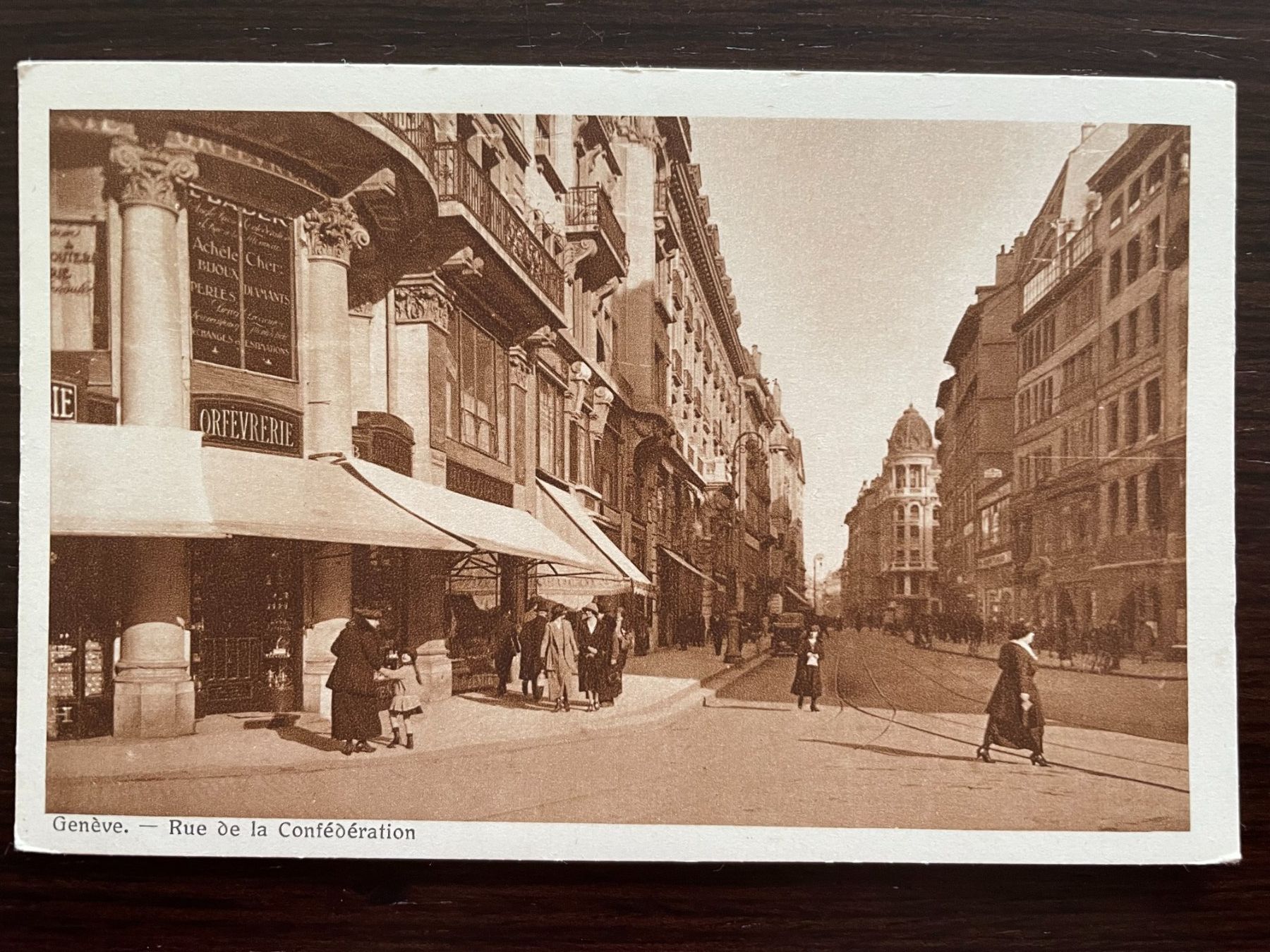 Cartoline postali: GENÈVE Rue de la Confédération, animée, non circulée – Usato da Wald ZH venduto da TLILEF