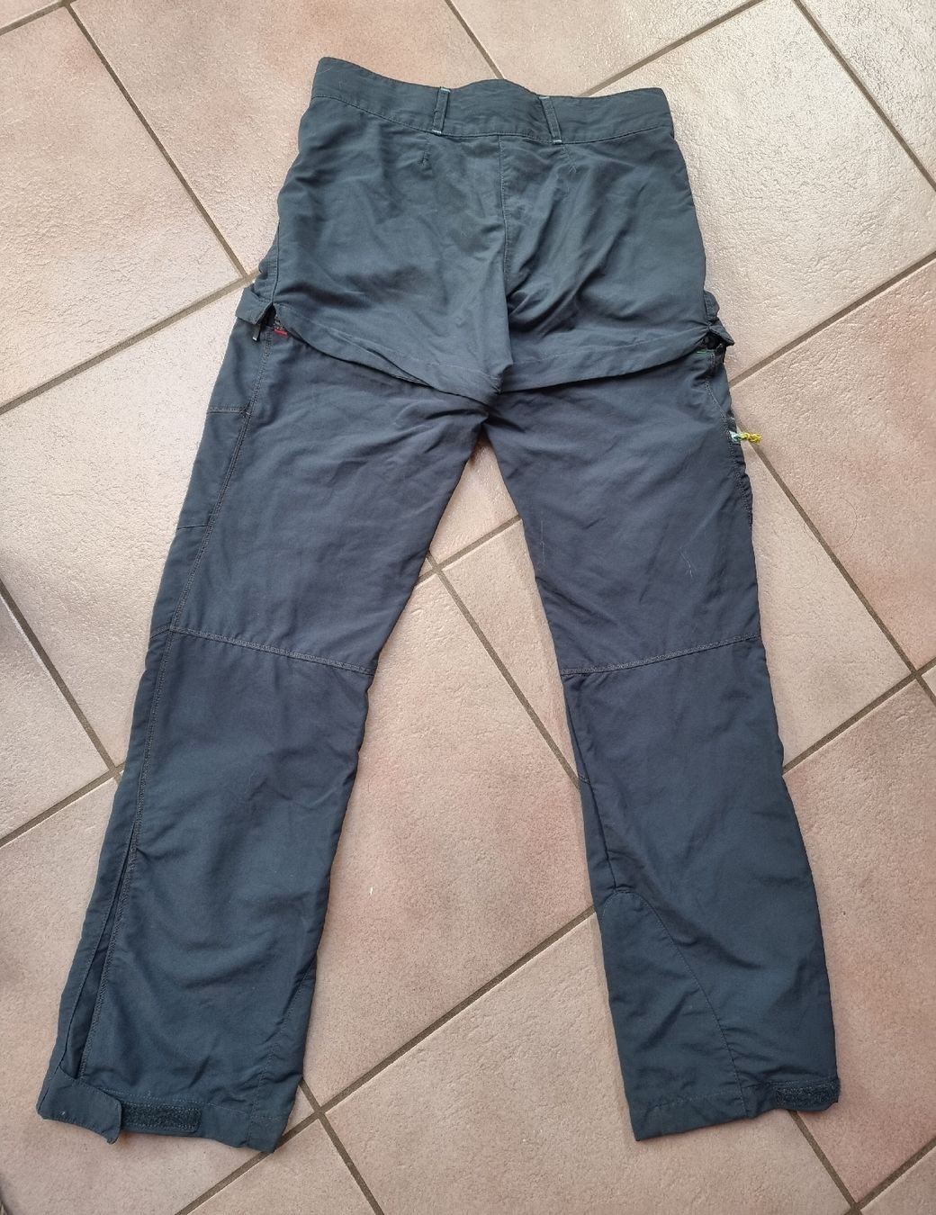 Decathlon Pantaloni: Pantalon de randonnée Quechua – Usato da st-Léonard venduto da Pegaze0 1