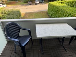 Balkontisch plus zwei Stühle