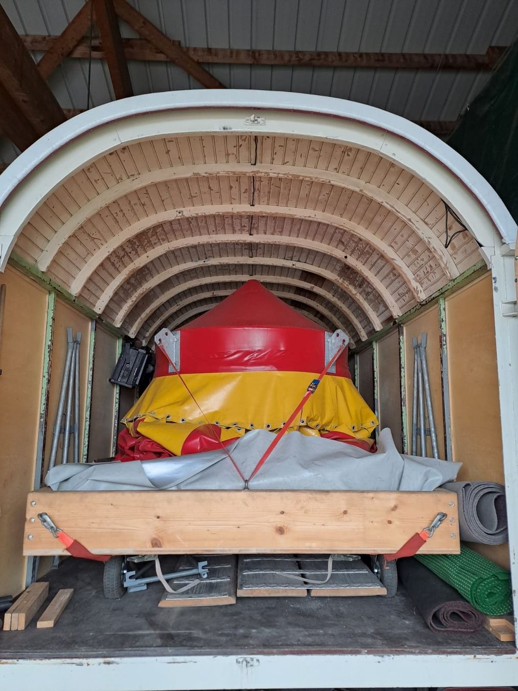 Zirkuszelt - 15m rund, mit Stork Anhänger, Tribüne - Zirkus (Gebraucht ...
