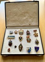 15 Russische Abzeichen & Orden in Box.