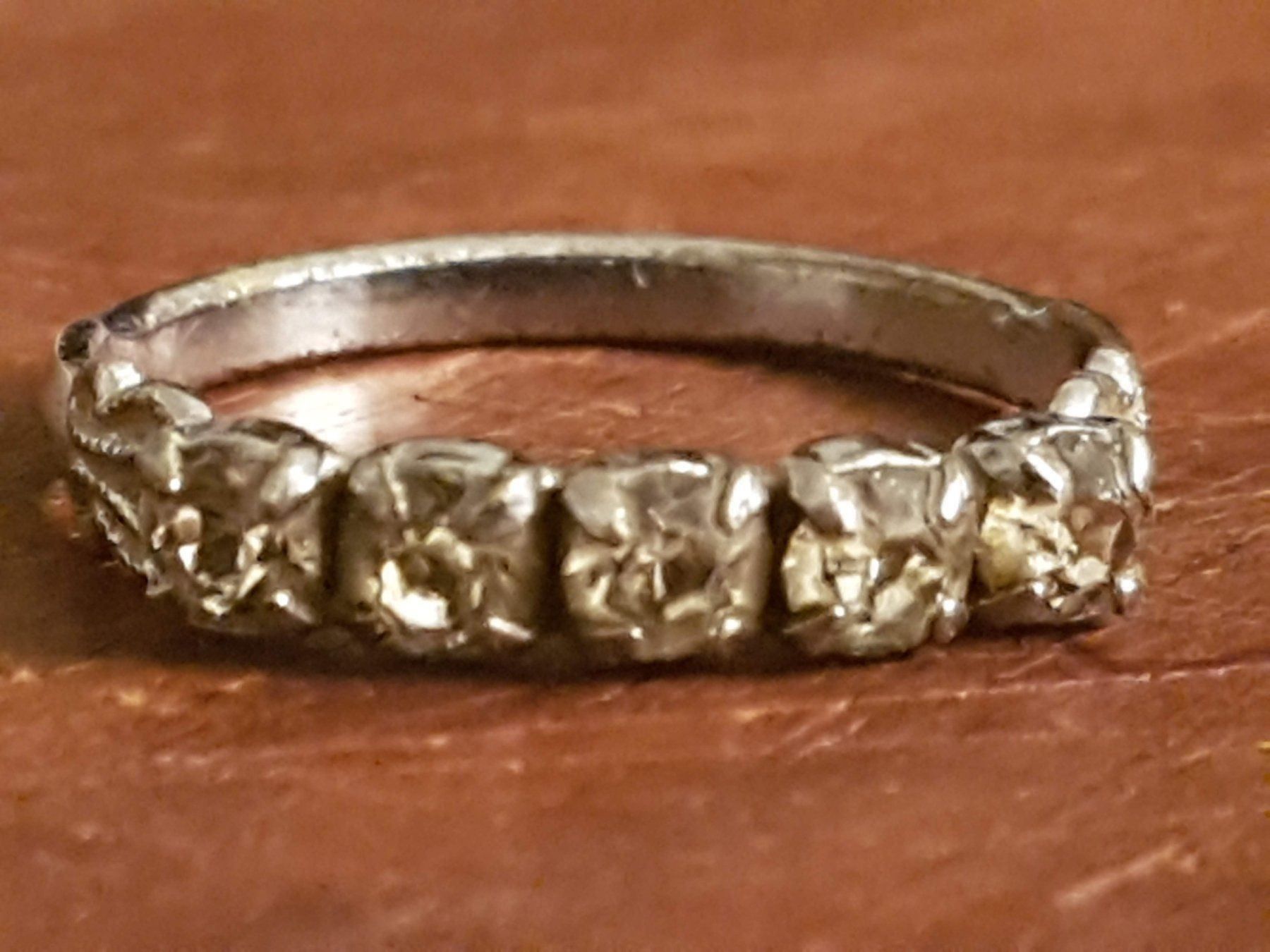 Anelli: Ring Modeschmuck mit 5 Steinchen silberfarben, antik wirkend – Usato da Ettingen venduto da Maranathatalitha 1