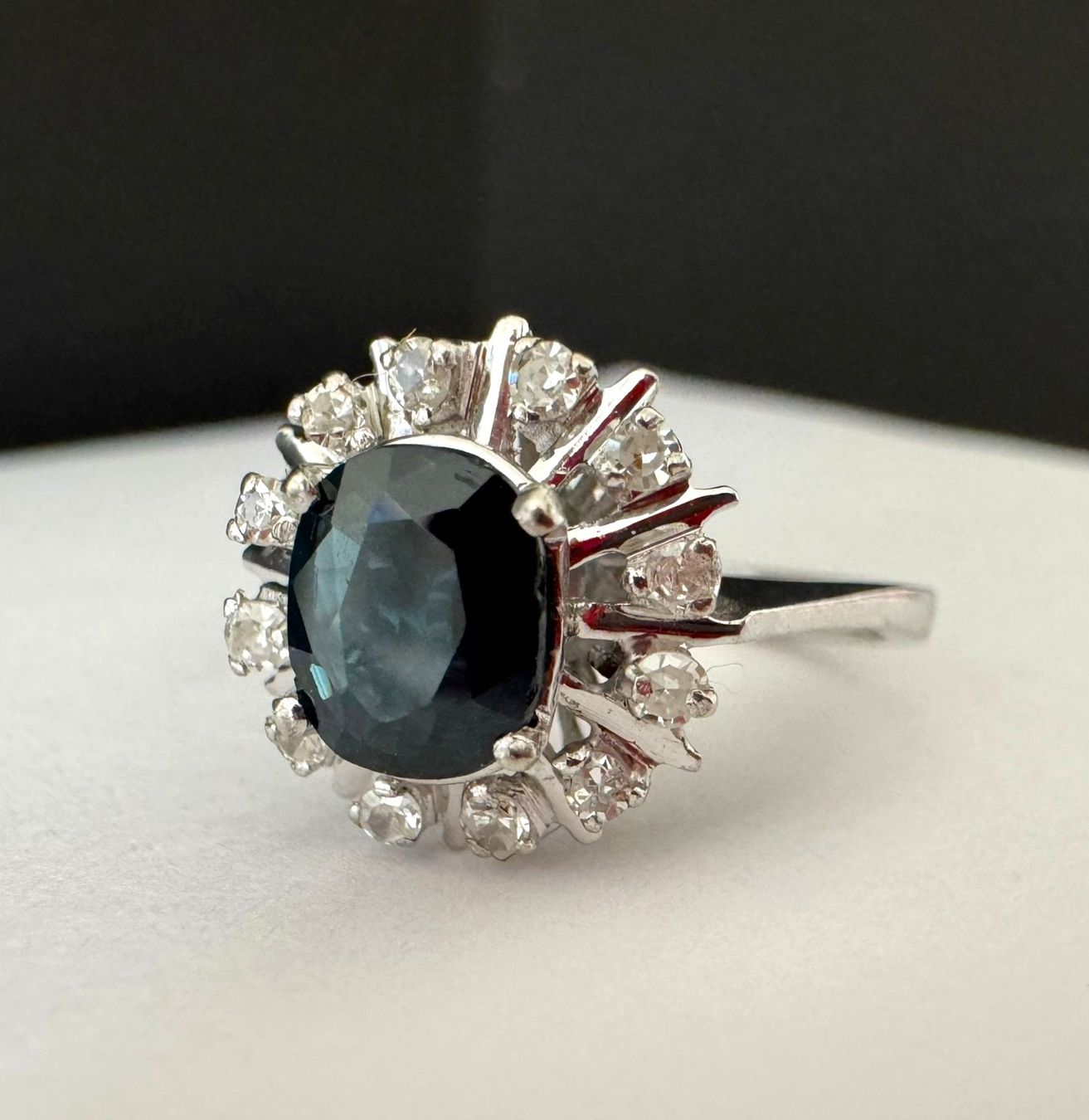 Anelli: Weissgold Ring 585 gestempelt mit Saphir & Diamanten – Usato da Ebikon venduto da repatrick 7