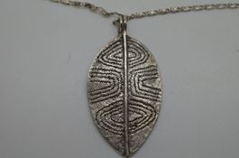 Collier argent 925 avec 1 pendentif feuille 8.3 grammes