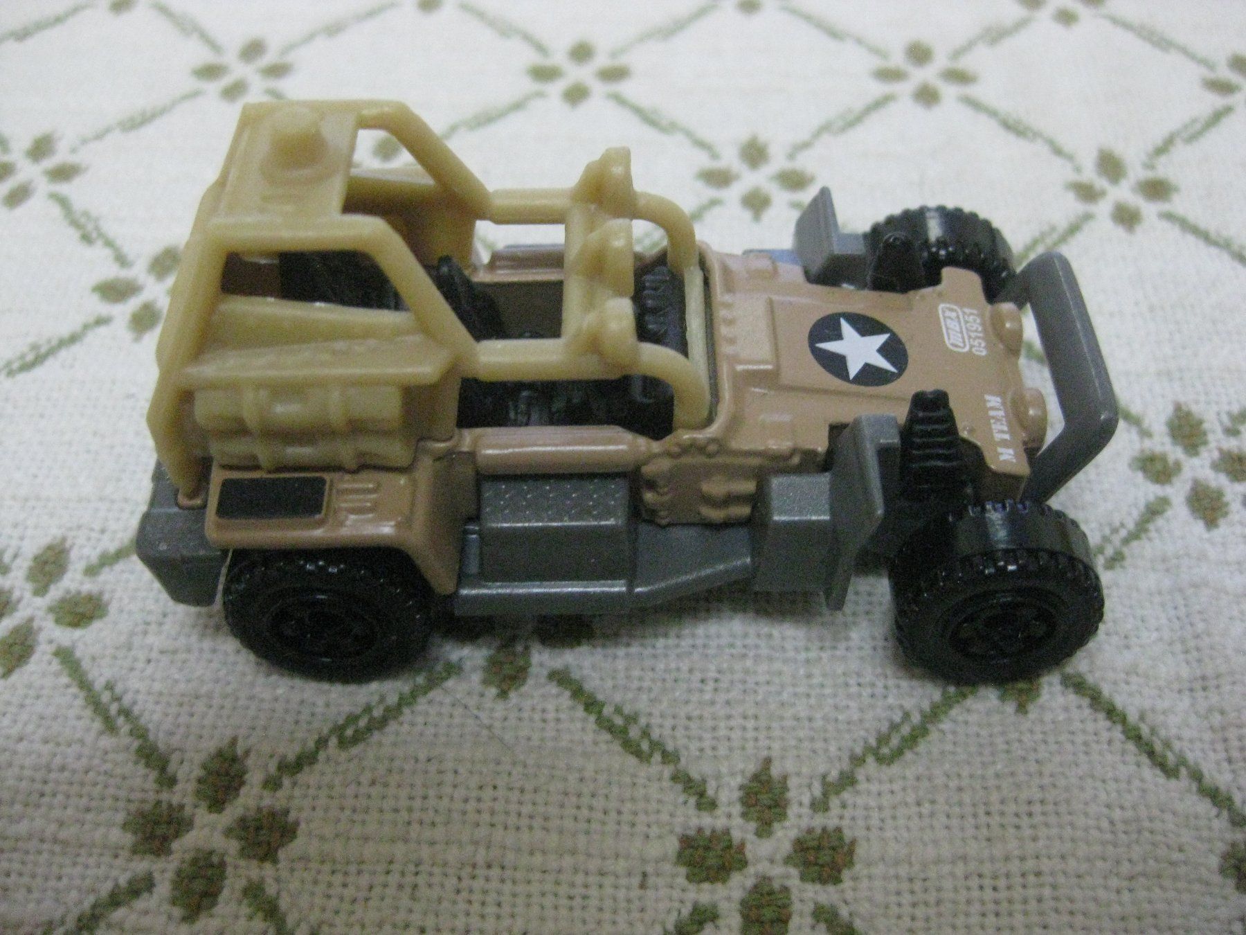 Matchbox Modellini d'auto: MATCHBOX Jeep Army Jg 2013 Mattel – Usato da Münchenbuchsee venduto da neuwertig-gespart 1