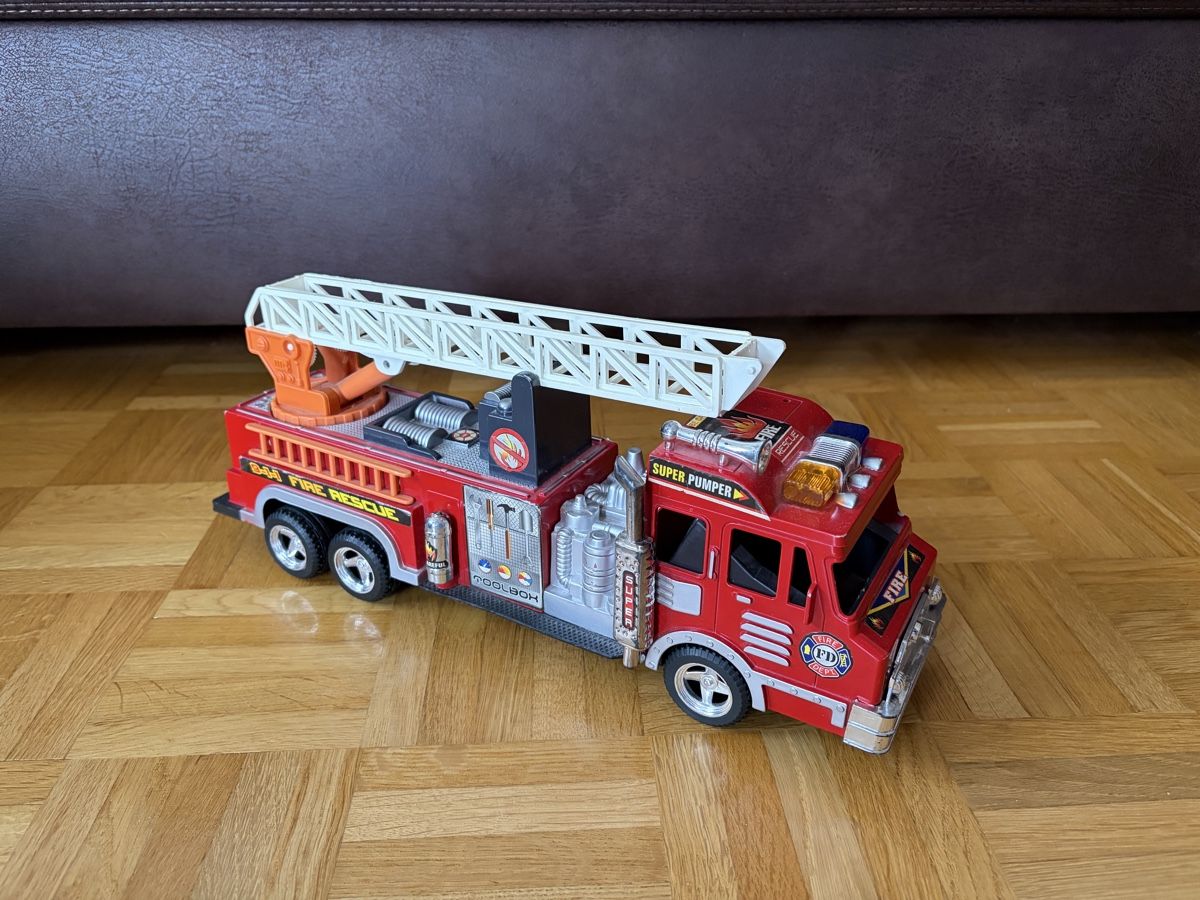 Spielzeuge: Spielzeug Feuerwehr Auto mit Leiter – Gebraucht aus St. Gallen von enr_5vsp