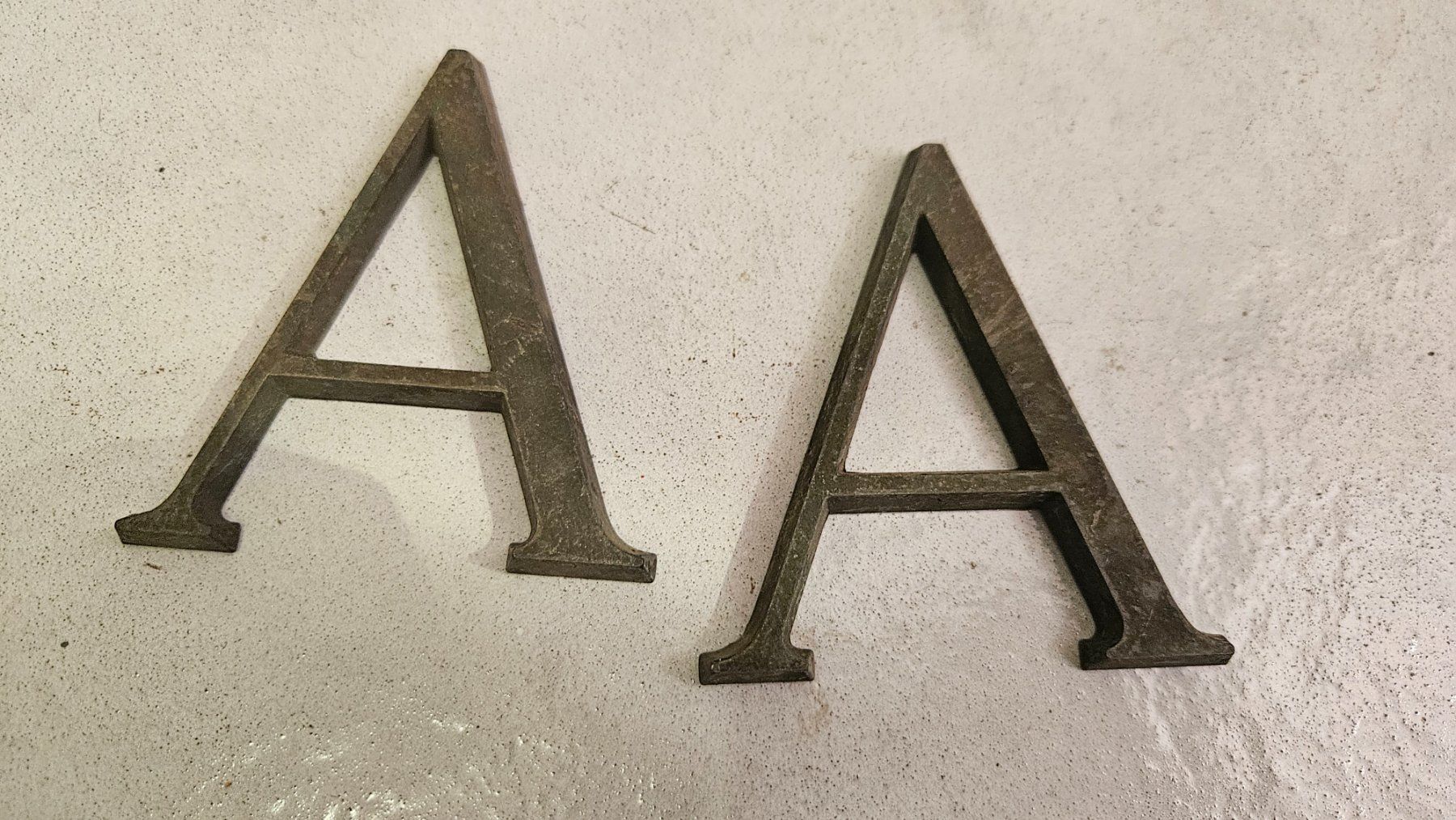 Tutte le decorazioni: 2 lettere di metallo "A" – Usato da Melano venduto da H-Sara