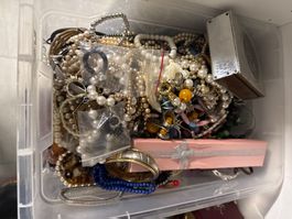 1 Kiste Voll Schmuck zum kontrollieren