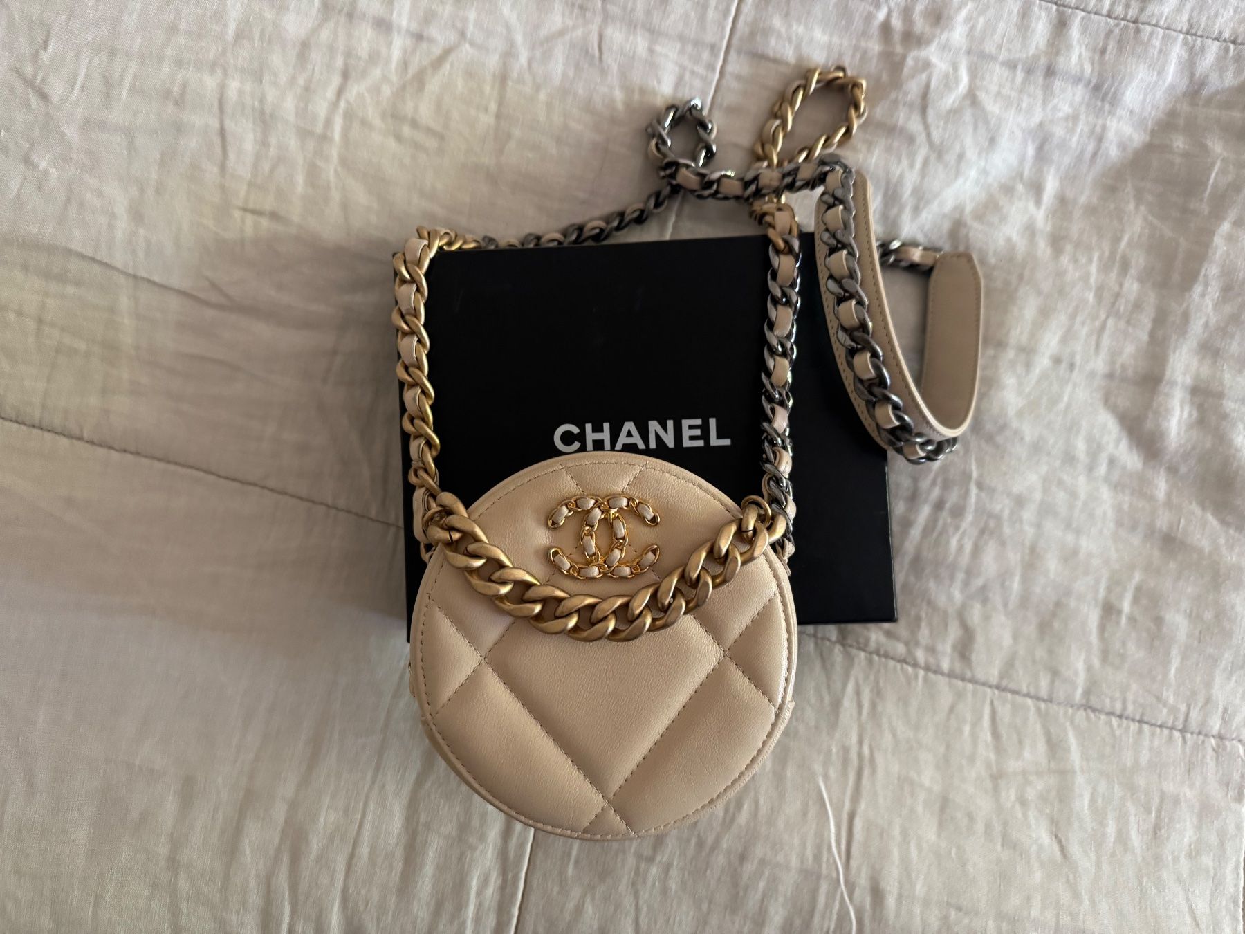 Chanel Borse da donna: Chanel 19 runde Clutch Lammleder Beige – Usato da Zürich venduto da juliazh 1