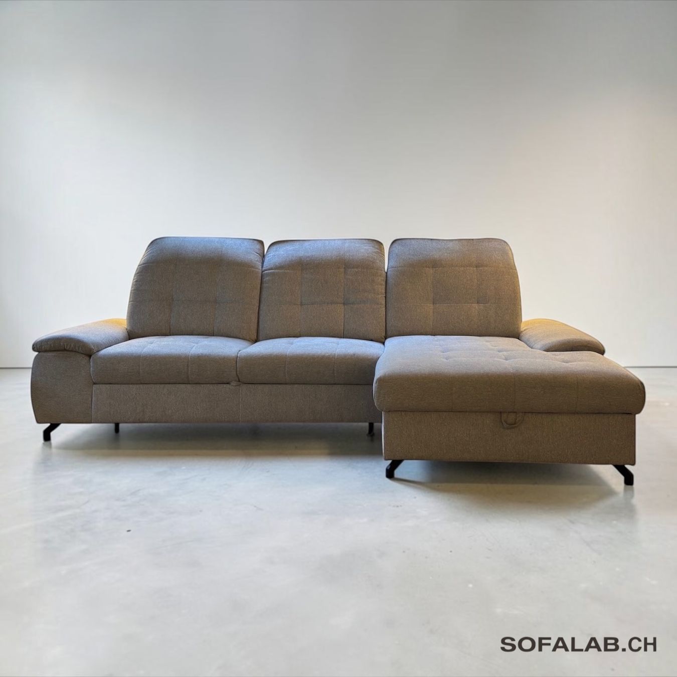 Divani: Ecksofa Grau mit Schlaffunktion Und Stauraum – Usato da Fehraltorf venduto da Sofalab.swiss