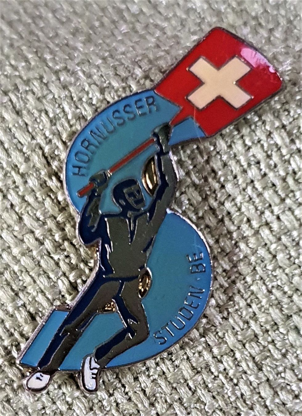 Plaketten & Abzeichen: B998 - Pin Hornussen Studen Bern Schweiz – Gebraucht aus Reinach BL von Boston-Verkauf