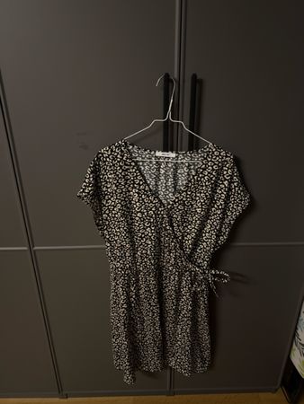 Kleid schwarz weiss Leopardenmuster Grösse 40
