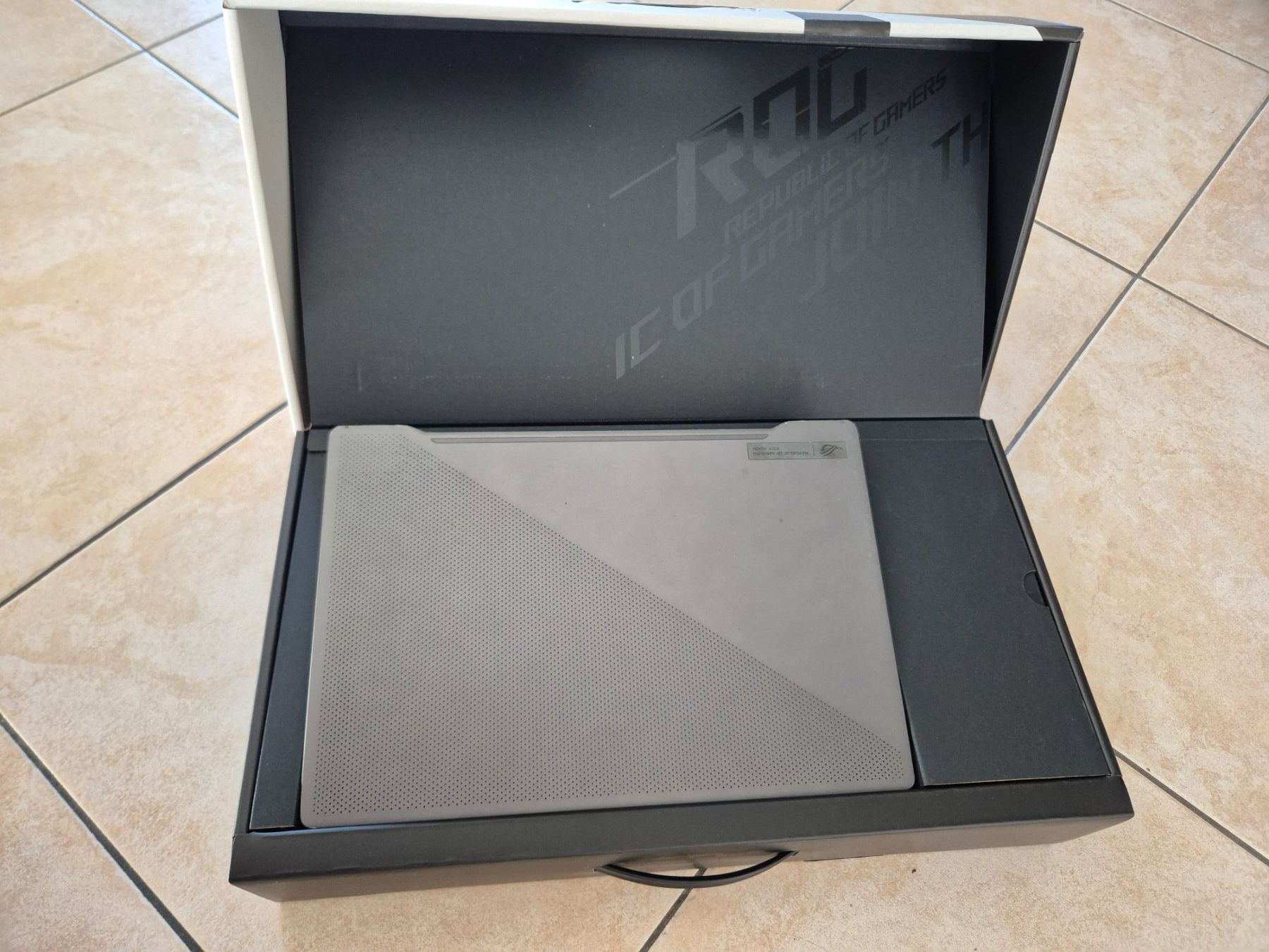Asus Notebook: Asus GA401l mit zubehör Defekt – Usato da Opfikon venduto da Steins_Siedlung 1