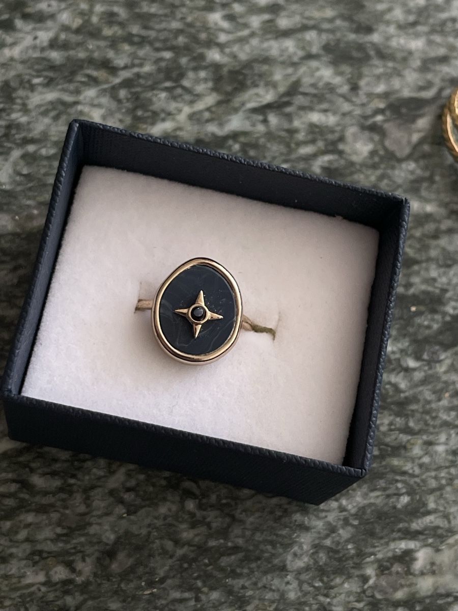 Anelli: Ringen mit Edelstein und Ornament – Usato da Horgen venduto da Ed0 1
