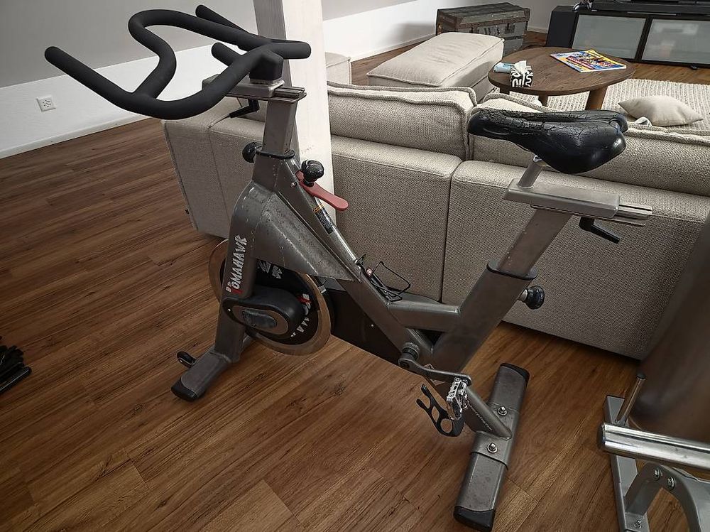 Tomahawk Spinning Bike Heimtrainer (Studio-Qualität) (D'occasion) à ...