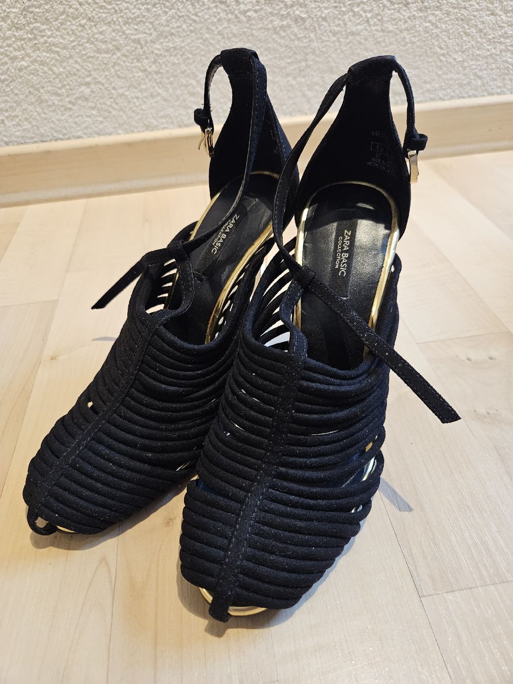 Zara Scarpe da donna: Zara Basic Pumps schwarz goldfarbener Absatz neuwertig – Nuovo e nell'imballaggio originale da Langnau am Albis venduto da Alci68 1