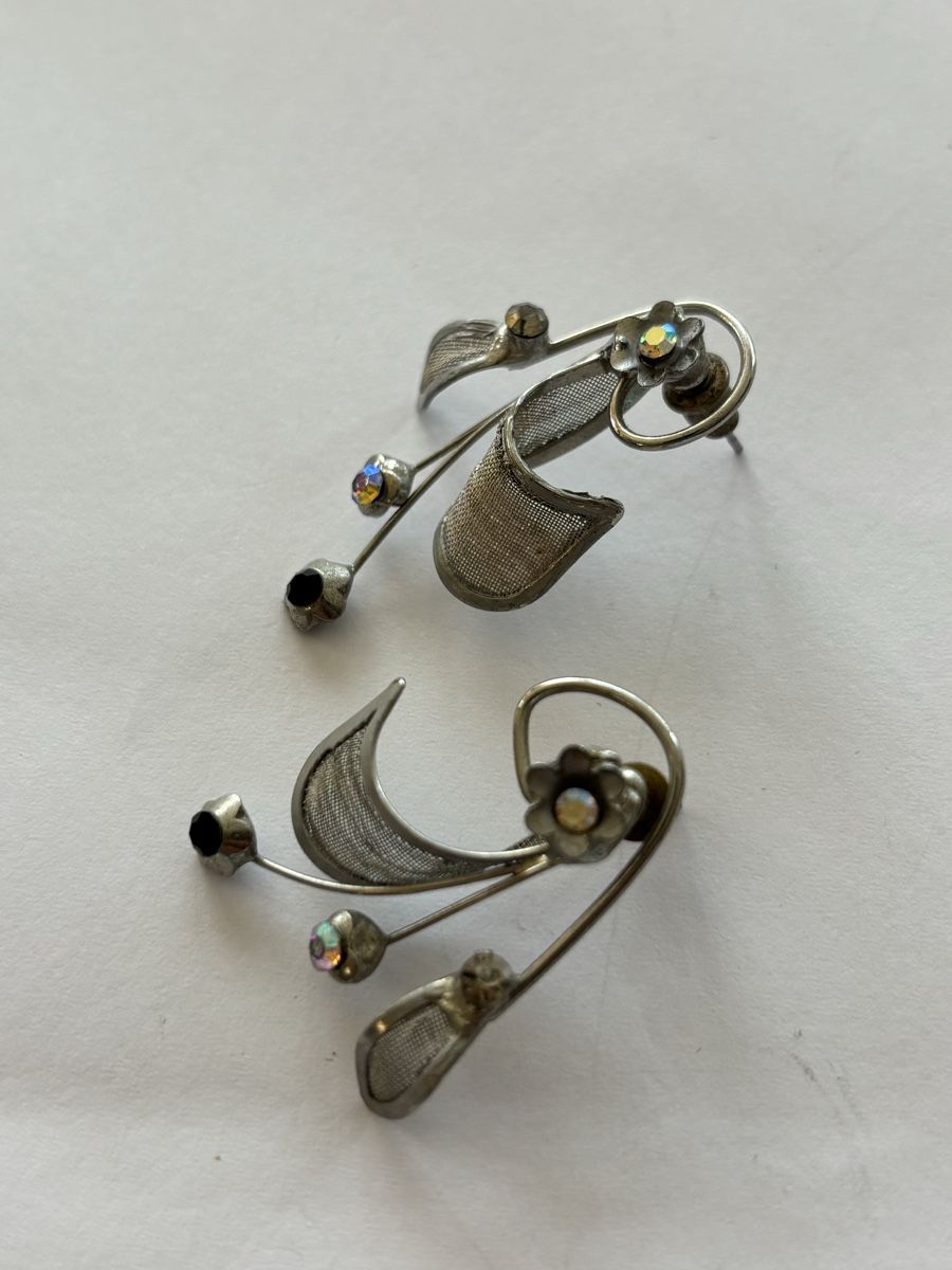 Ohrringe & -stecker: Ohrringe silberfarben mit Steinen Blumenform – Gebraucht aus Langnau am Albis von flusspflege 1