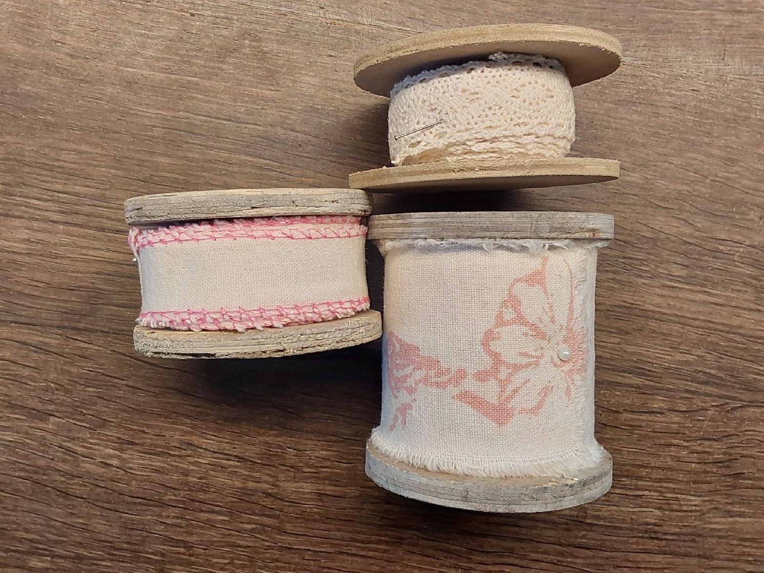 Nastri decorativi: 3 Rollen Dekostoffbänder Geschenkbänder neu – Nuovo e nell'imballaggio originale da Köniz venduto da scopello12 1