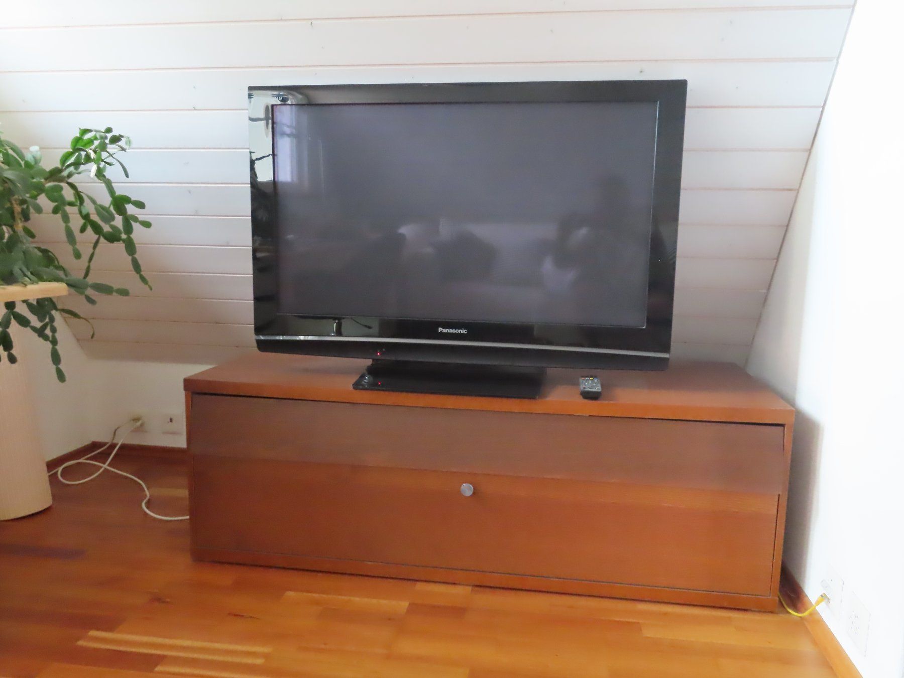 Panasonic Televisori: Fernseher Panasonic plus Fernsehmöbel und Videos – Usato da Zofingen venduto da kurtsiegrist