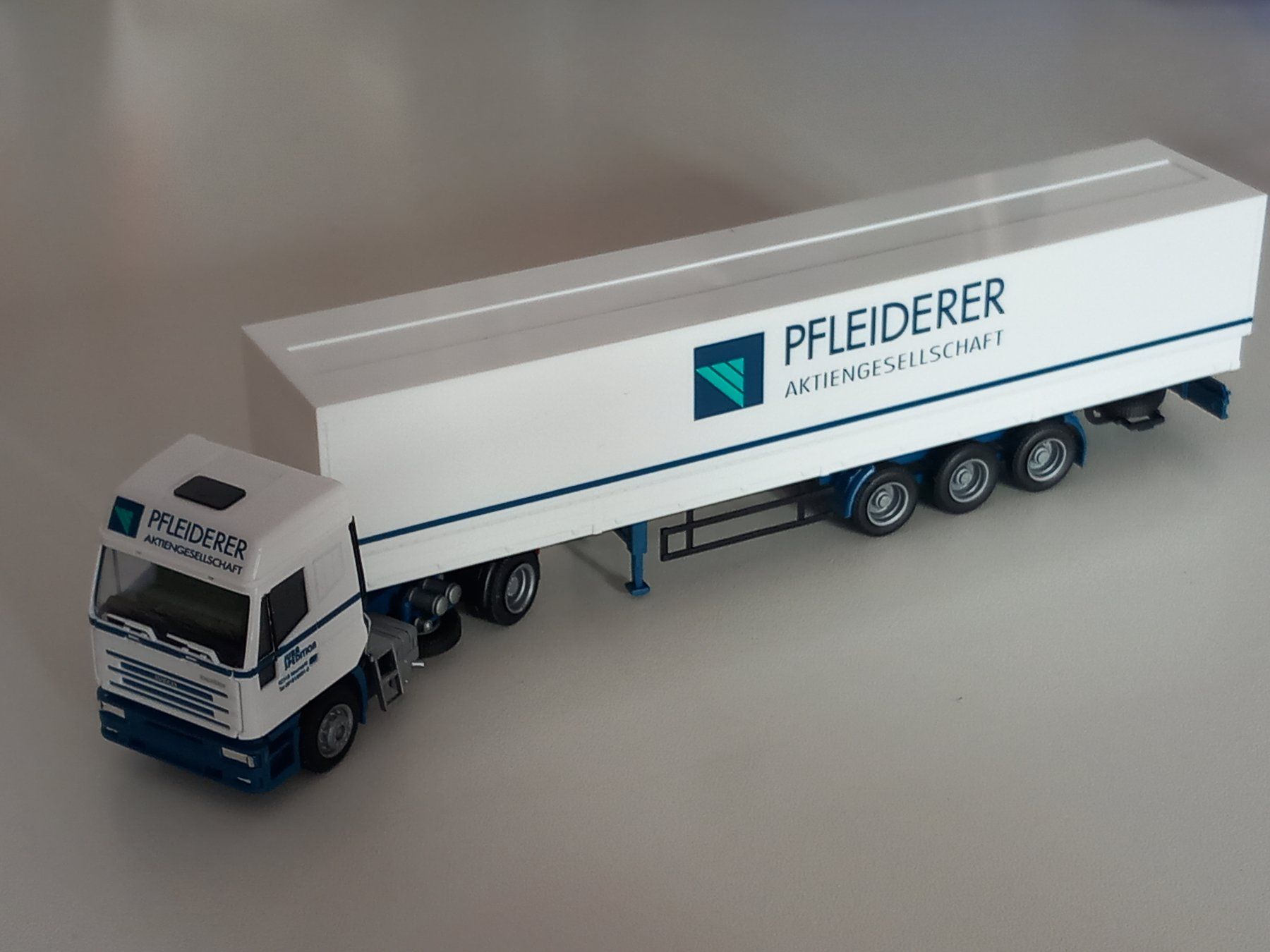 Iveco Modellini d'auto: Sattelzug IVECO AMW 1:87 Pfleiderer/ Werbemodell – Nuovo e nell'imballaggio originale da Merenschwand venduto da doc_joe 3