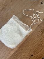 Kleine Tasche aus weissem Teddystoff